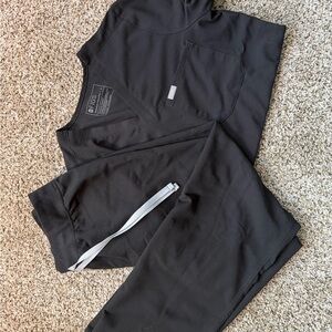 FIGS Livingston Black Scrub Set